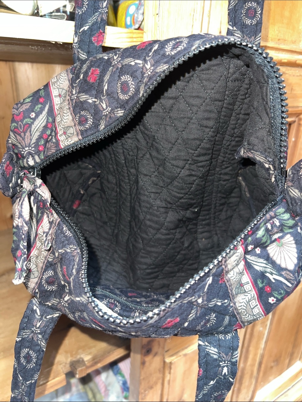 Vera Bradley 100 Handbag in Retired Laurel Pattern - Picture 7 of 9